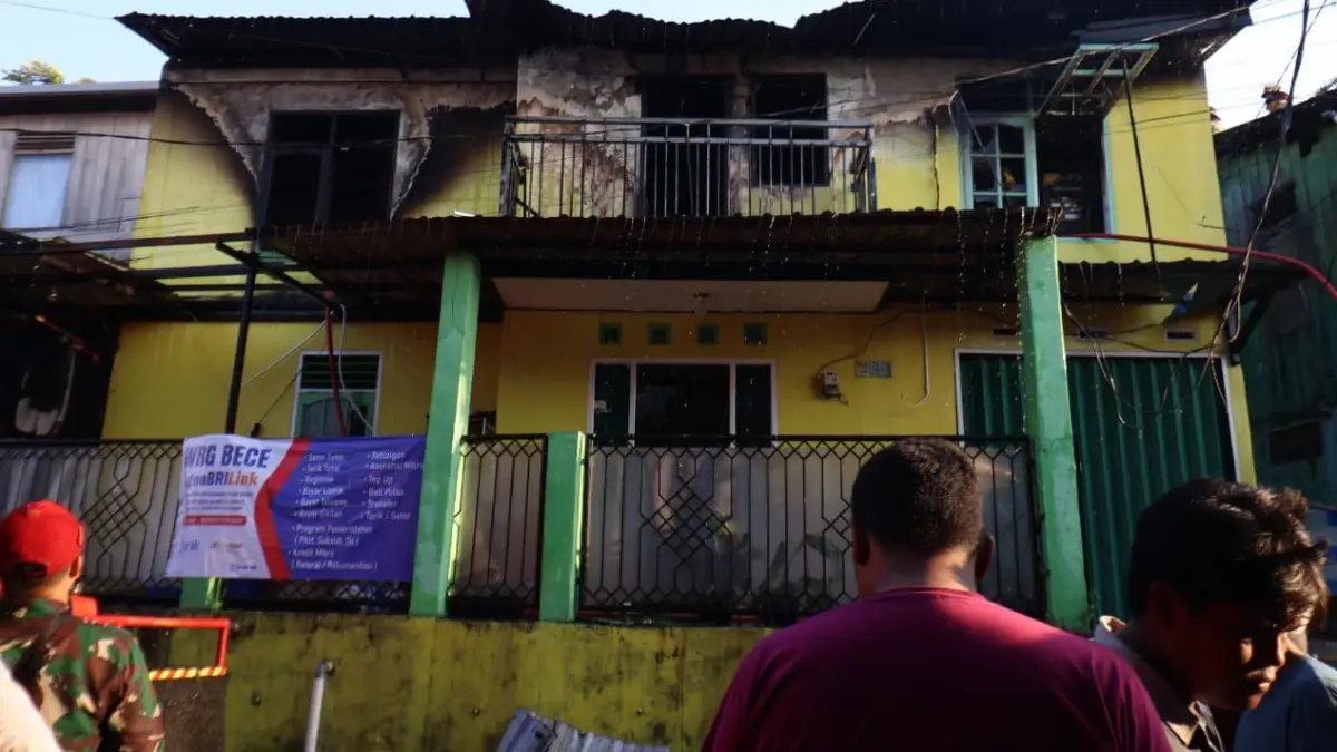 Rumah di RT 45, Kelurahan Karang Rejo, Balikpapan Tengah yang terbakar, Rabu (26/8) sore. (FOTO ANGGI PRADITHA/KP)
