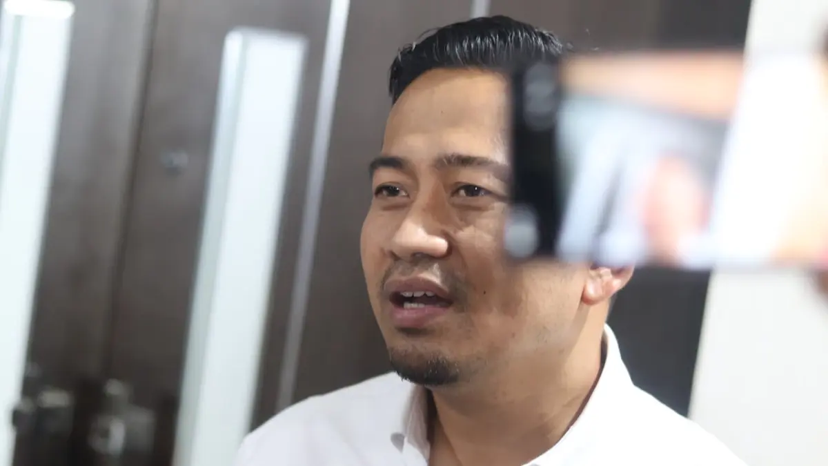 Sales Area Manager Retail Kaltimtara Pertamina Patra Niaga, Narotama Aulia Fajri menyampaikan kesiapan penyaluran Pertalite di lima SPBU tambahan untuk memecah antrean kendaraan di Balikpapan. (ANGGI PRADITHA/KP)

&nbsp;

&nbsp;