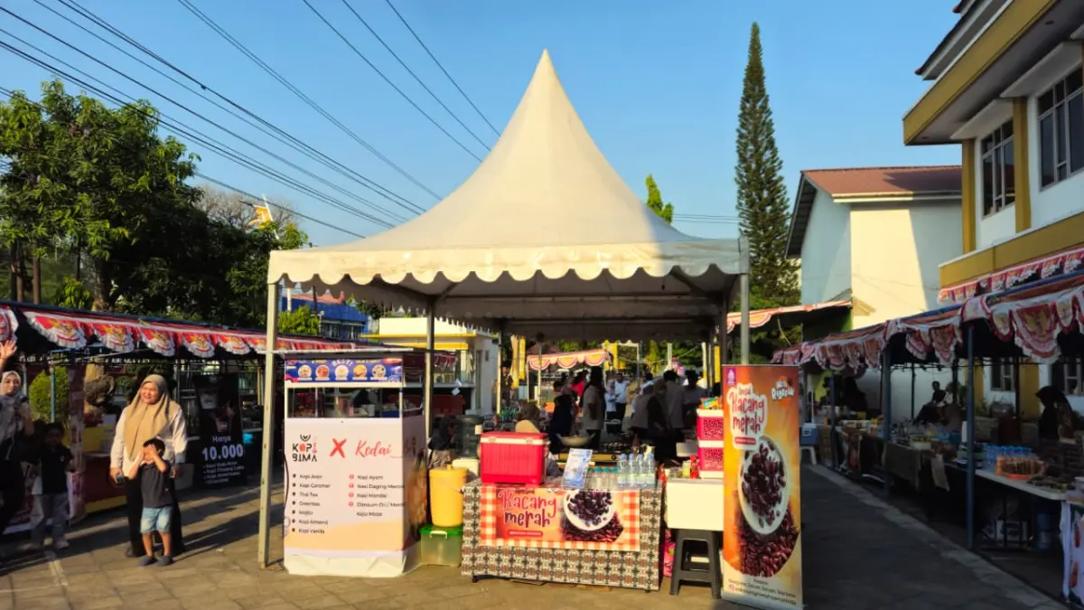 Sebanyak 32 tenant UMKM meramaikan peringatan HUT ke-81 Kemerdekaan RI di halaman DPRD Samarinda, Rabu (26/8). (FOTO HAFIZ/KP)