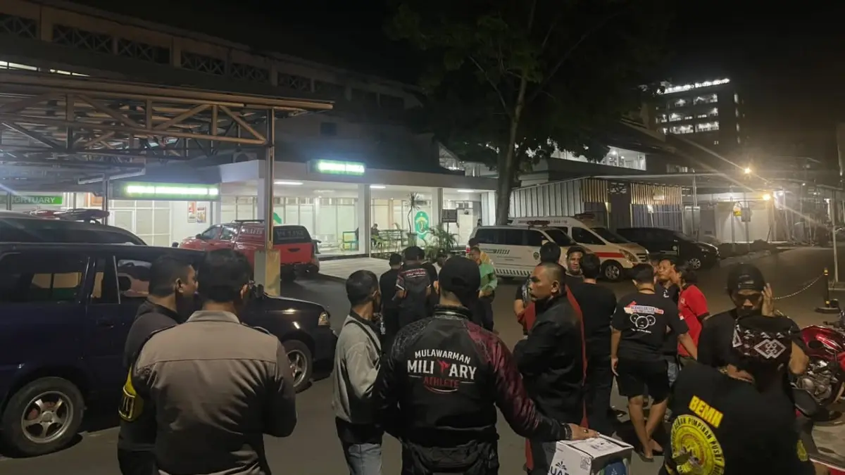 Sejumlah rekan korban saat berada di RSUD dr Kanujoso Djatiwibowo Balikpapan.