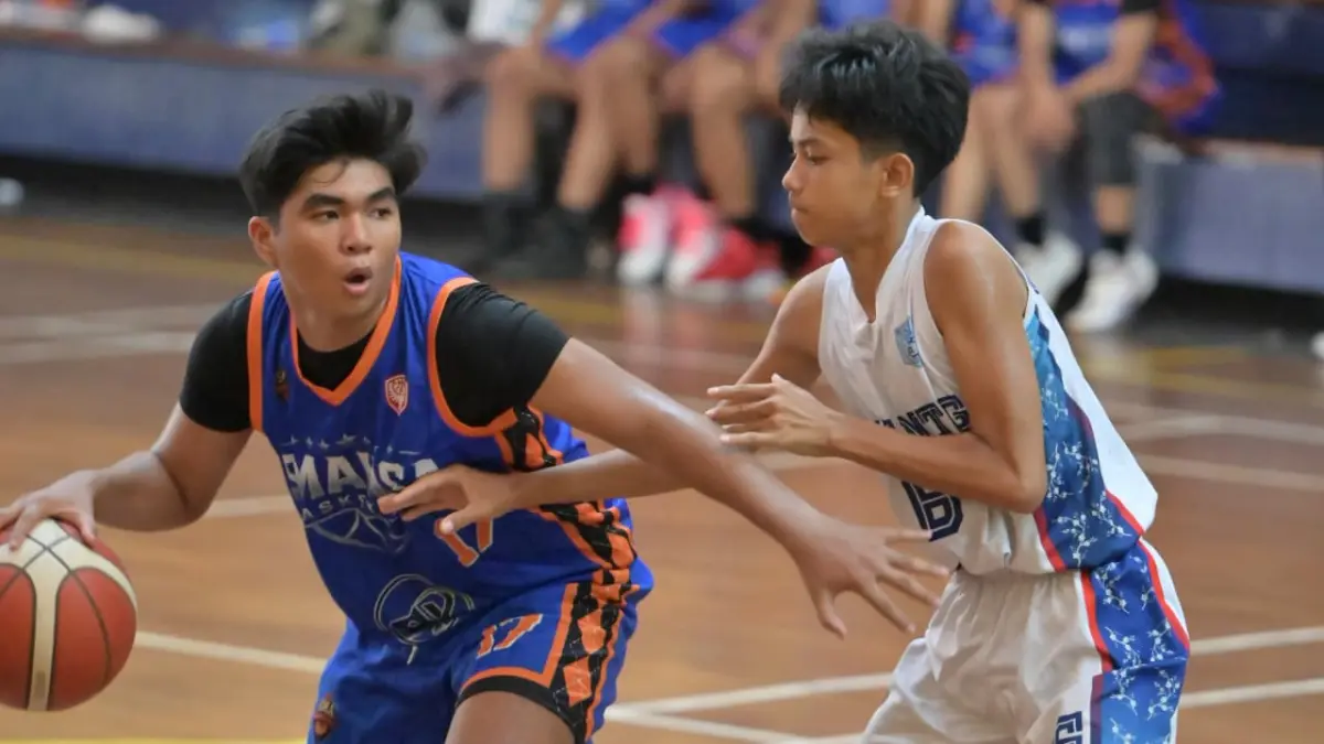SIAP ALL OUT: Pemain Smansa Balikpapan (Biru) bertekad memenangkan laga final BSG Cup demi trofi juara. (DONI ADITYA)