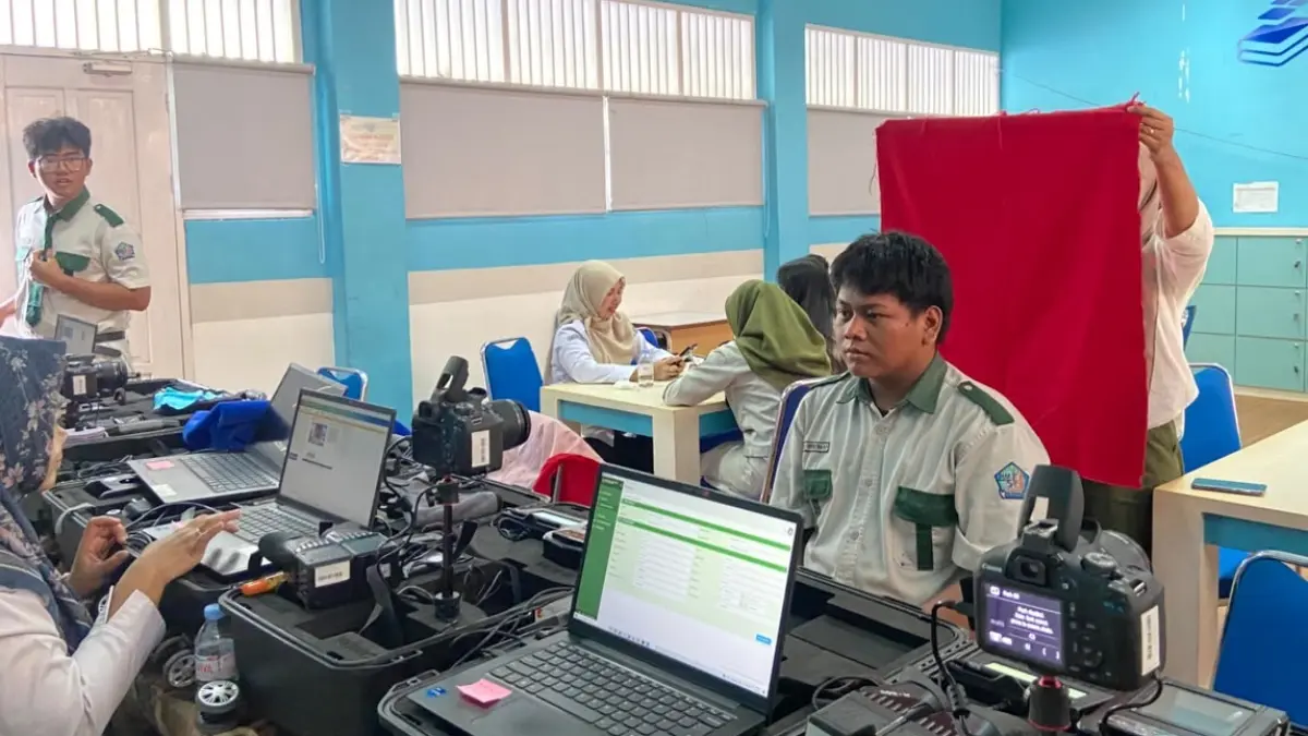 Siswa SMA 5 Balikpapan menjalani pengambilan foto dalam proses perekaman KTP-el, Rabu (26/8). (FOTO AINUR ROFIAH/KP)