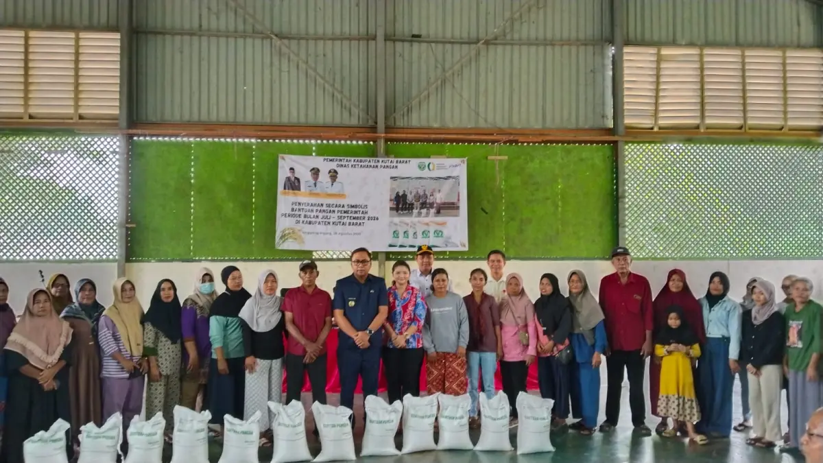 SOSIAL: Penyerahan bantuan pangan pemerintah Kabupaten Kutai Barat secara simbolis. IST/KP
