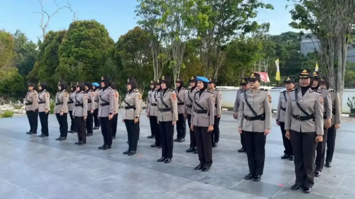 TABUR BUNGA: Personel Polwan Polda Kaltim ziarah dan tabur bunga di Taman Makam Pahlawan (TMP) Dharma Agung Balikpapan.