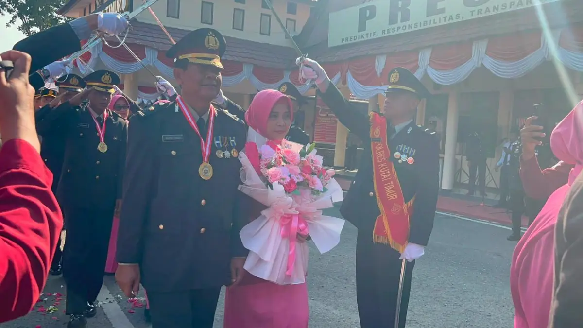 TUNTAS BERTUGAS: Tujuh personel Polres Kutai Timur mengikuti prosesi wisuda purnabakti setelah menyelesaikan masa kedinasan di Mako Polres Kutim, Rabu (26/8). Ist/KP
