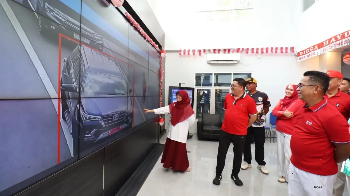 Wali Kota Balikpapan Rahmad Mas’ud memantau kondisi lalu lintas melalui layar B-Connect. Sebanyak 167 CCTV terintegrasi untuk pengawasan keamanan dan pemantauan kemacetan secara real-time. (ANGGI PRADITHA/KALTIM POST)