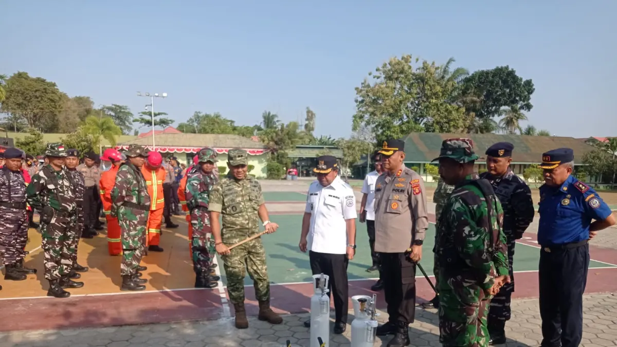 WASPADA: Wakil Wali Kota Bontang Agus Haris meninjau perlengkapan yang akan digunakan petugas dalam penanganan karhutla. FOTO: ADIEL KUNDHARA/KP