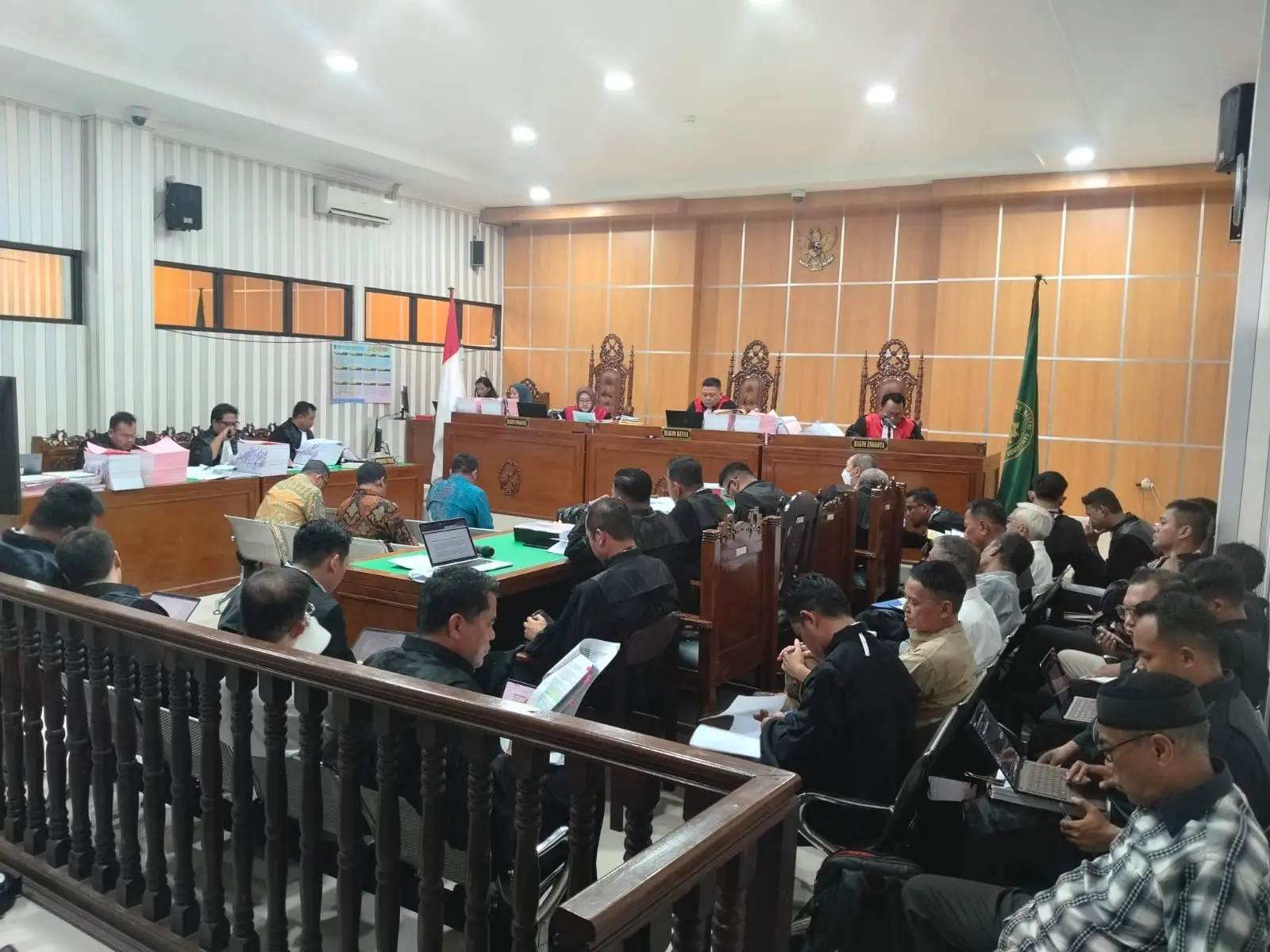 Tiga saksi dari Kementerian Transmigrasi (La Ode Muhajirin, Rully Rachman, dan Bambang Widyatmiko) memberikan keterangan dalam persidangan dugaan korupsi pertambangan PT Jembayan Muara Bara (JMB) Grup di Pengadilan Tipikor Samarinda, Rabu (26/8/2026). (BAYU/KP)