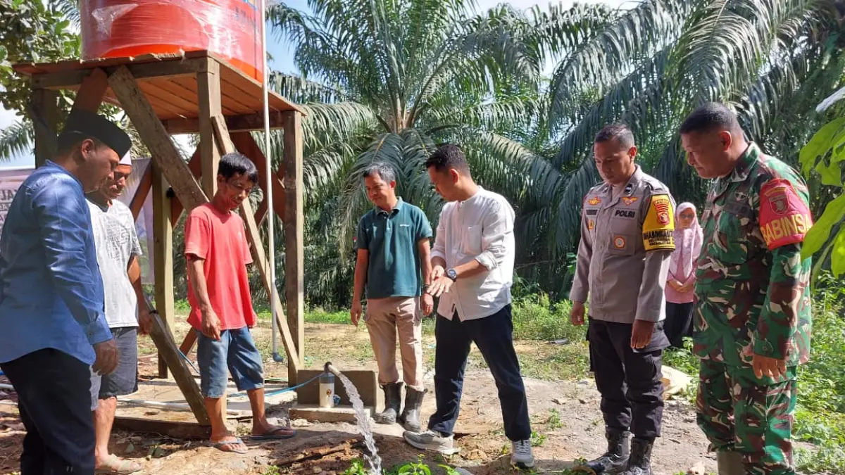 AIR UNTUK WARGA: Bantuan pembangunan sumur bor dari PT WKP sangat berarti bagi masyarakat di KM 7 Waru, PPU. Mengingat hingga saat ini wilayah tersebut belum mendapatkan jaringan PDAM dan masyarakat masih mengalami keterbatasan mengakses sumber air bersih

&nbsp;