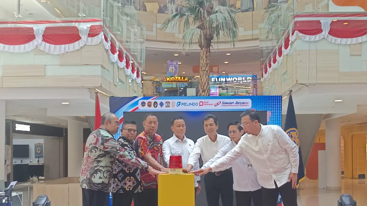 ANGKUTAN UMUM: Dirjen Perhubungan Darat Kemenhub Irjen Pol (Purn) Aan Suhanan (tengah) bersama jajaran pejabat meresmikan zona pick-up dan drop-off Balikpapan City Trans (Bacitra) di Plaza Balikpapan, Kamis (27/8/2026). (DINA ANGELINA/KP)