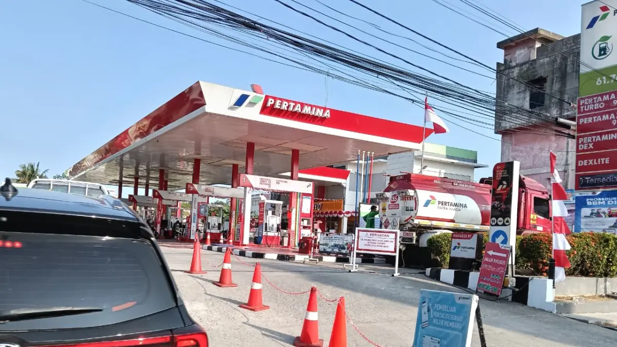 ANTRE BBM: Deretan kendaraan mengantre untuk mengisi BBM di SPBU MT Haryono. DPRD Balikpapan mendesak Pemkot mengevaluasi aturan pembatasan pengisian Pertalite yang berlaku mulai 1 September 2026. (FOTO: DINA ANGELINA/KP)
