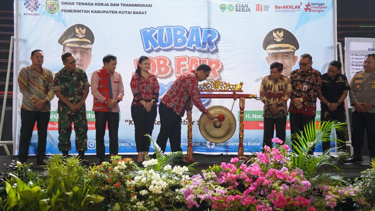 BERGULIR: Bupati Frederick Edwin, memukul gong, menandai dibukanya gelaran Job Fair 2026.