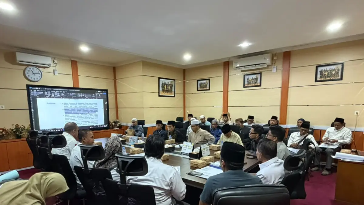 DIBAHAS: DPRD Paser mematangkan Raperda Fasilitasi Pesantren, Rabu (26/8). (Najib/KP)