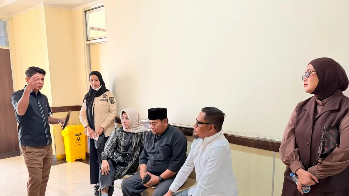 Kalangan DPRD Paser meninjau kondisi RSUD Panglima Sebaya. (IST)

&nbsp;