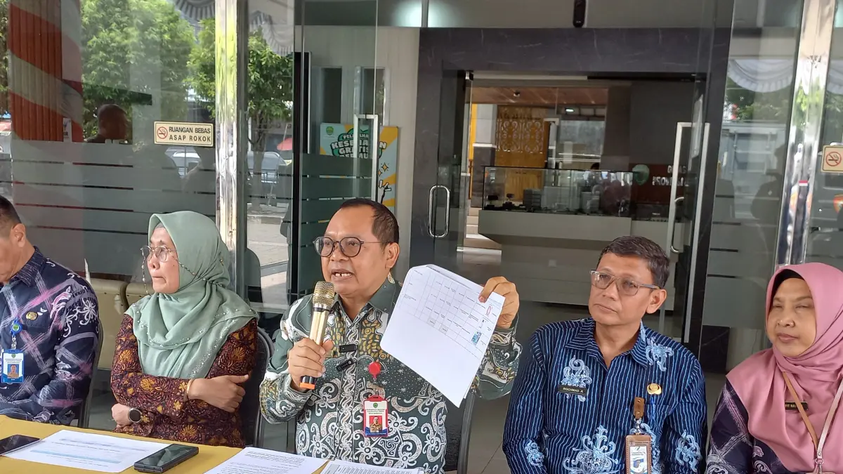 Kepala Dinas Kesehatan Provinsi Kalimantan Timur, dr. Jaya Mualimin (tengah), memberikan keterangan pers terkait transparansi alokasi anggaran dan pengadaan alat kesehatan (alkes) di Samarinda, Kamis (27/8/2026)
