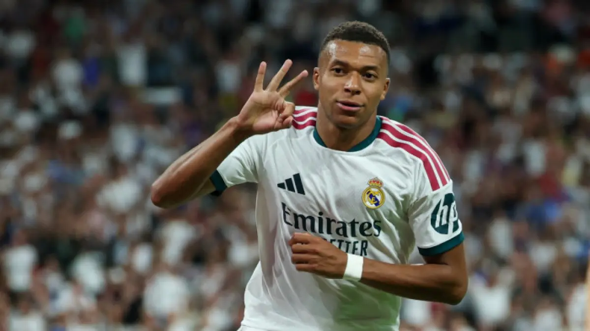 Kylian Mbappe, merayakan hat-trick dan gol keempat timnya selama pertandingan sepak bola Liga Spanyol antara Real Madrid kontra Real Sociedad di Stadion Santiago Bernabeu. (AFP)