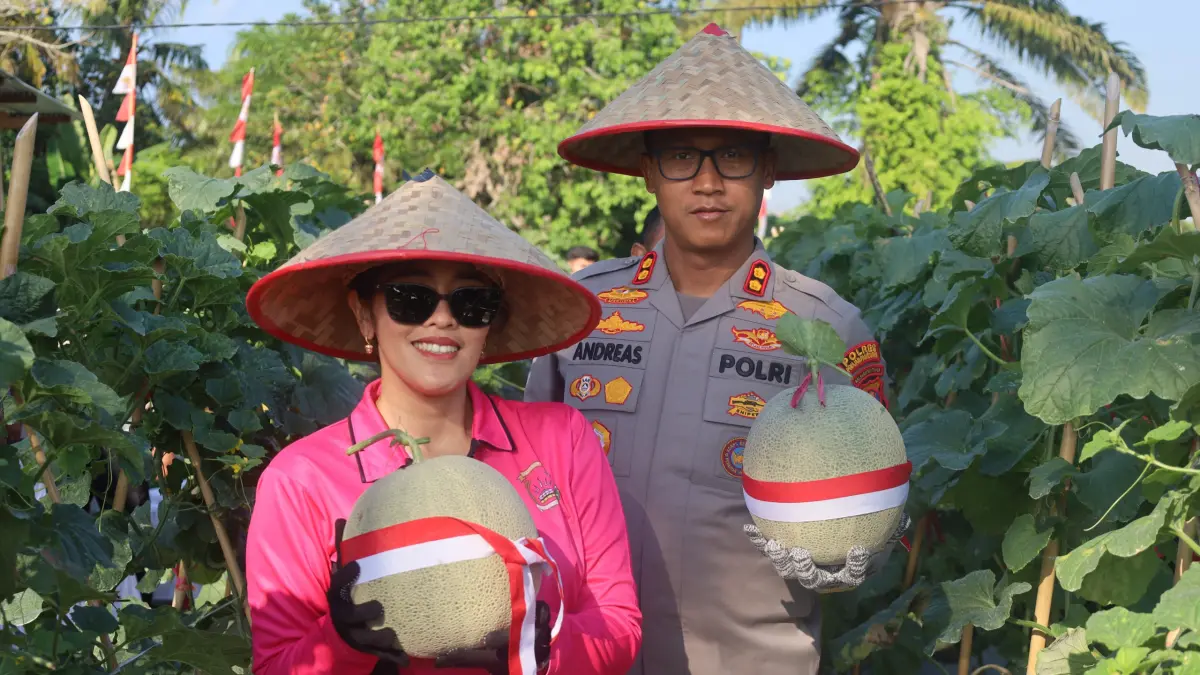 MELON: Kapolres PPU, AKBP Andreas Alek Danantara bersama istri memamerkan melon hasil panen.(Dok.Humas Polres PPU)