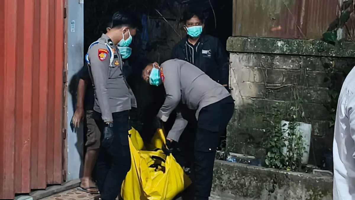 PERISTIWA: Polisi mengevakuasi jenazah perempuan yang ditemukan meninggal di kamar kost, Jalan Yos Sudarso I, Sangatta Utara, Rabu (26/8). (JUFRIADI/KP)