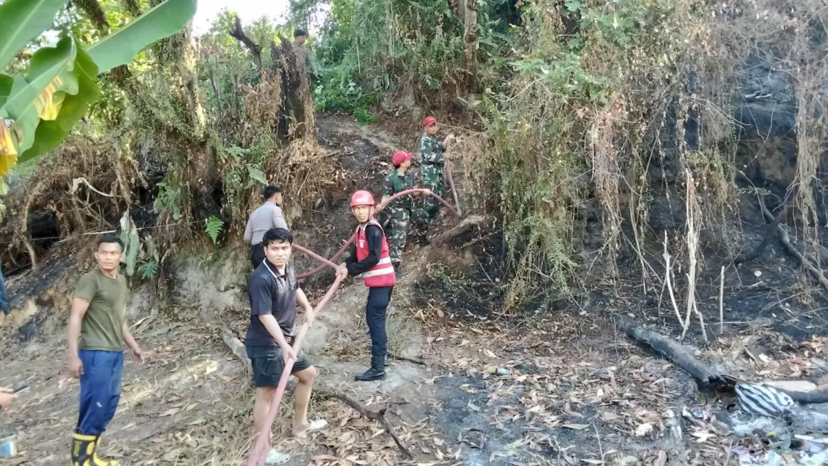 Personel Brimob Polda Kaltim memadamkan kebakaran lahan akibat bakar sampah di Gunung Malang Balikpapan.