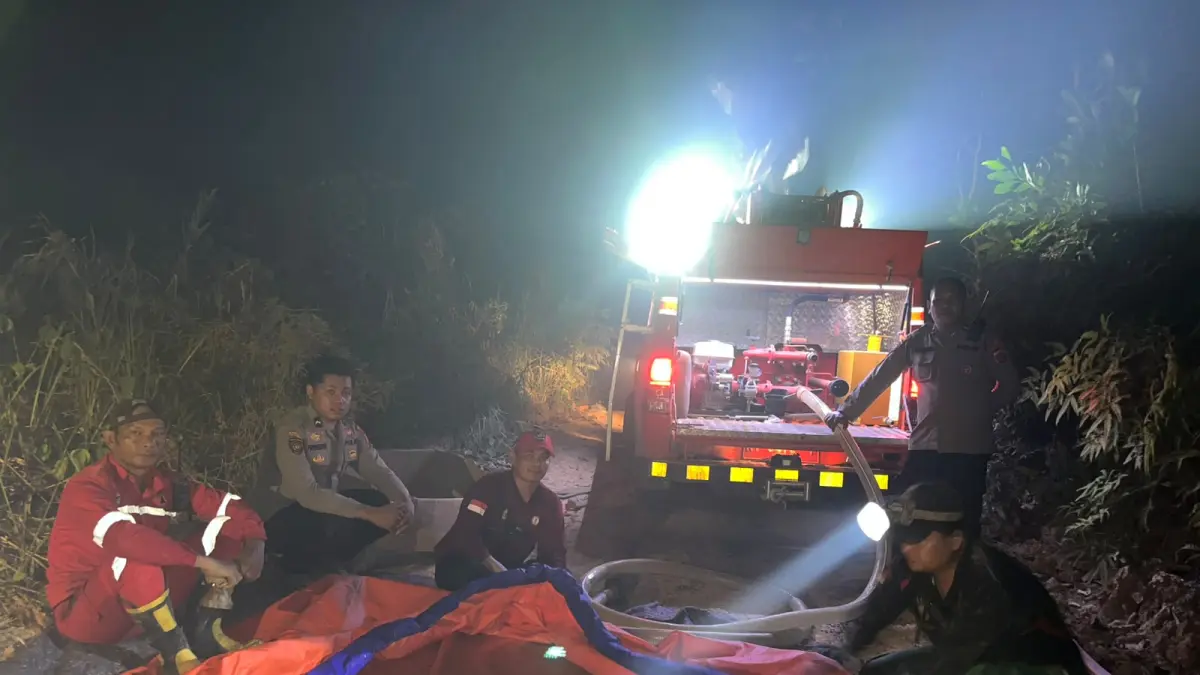 Petugas gabungan dan masyarakat mengumpulkan air untuk memadamkan kebakaran hutan dan lahan (karhutla) di Kampung Tendiq, Kecamatan Siluq Ngurai, Kutai Barat.