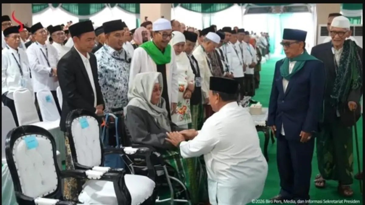 Presiden Prabowo Subianto sungkem kepada Pengasuh Ponpes Al-Falah Ploso Kediri KH Nurul Huda Djazuli saat menghadiri Muktamar ke-35 NU di Ponpes Bahrul Ulum, Tambakberas, Jombang, Jawa Timur, Kamis (27/8/2026). (Foto tangkapan layar)