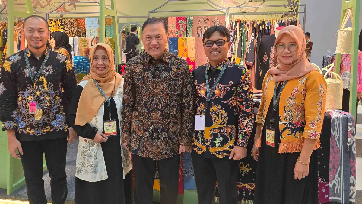 Robi Ariadi (dua kanan) dan Komisaris Utama PT GoTo Gojek Tokopedia Tbk Agus DW Martowardojo (tengah) di Karya Kreatif Indonesia 2026.