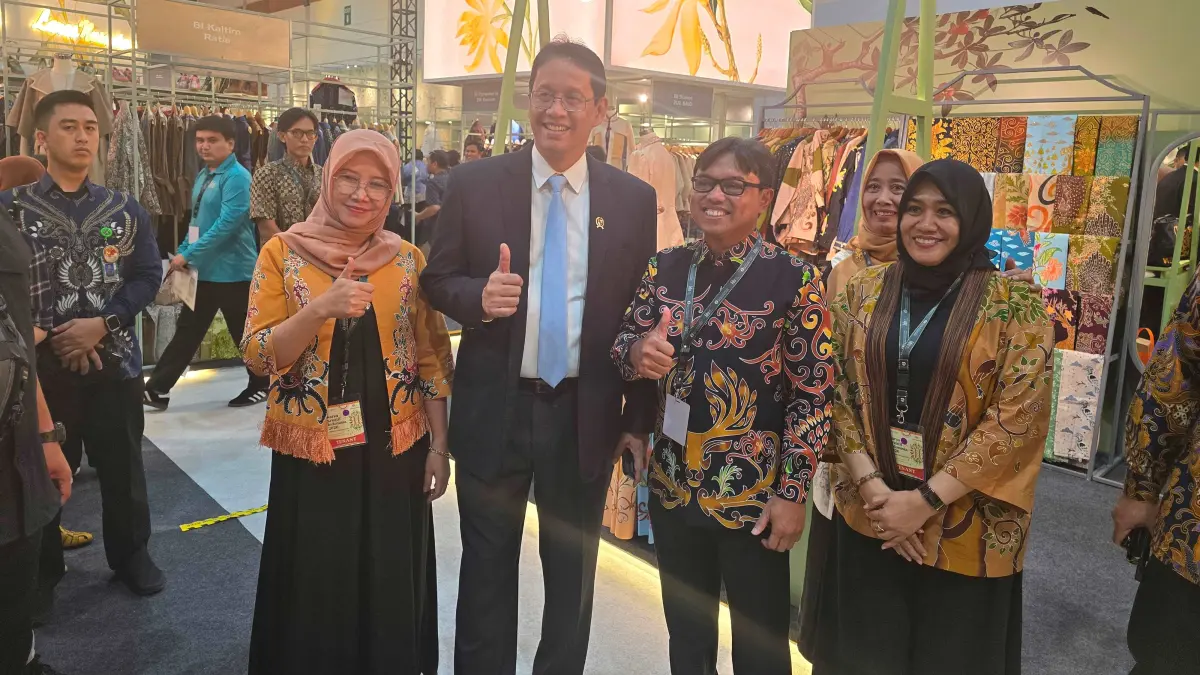 Robi Ariadi (dua kanan) dan Purbaya Yudhi Sadewa (ketiga kanan) saat berada di Karya Kreatif Indonesia 2026 di Jakarta.