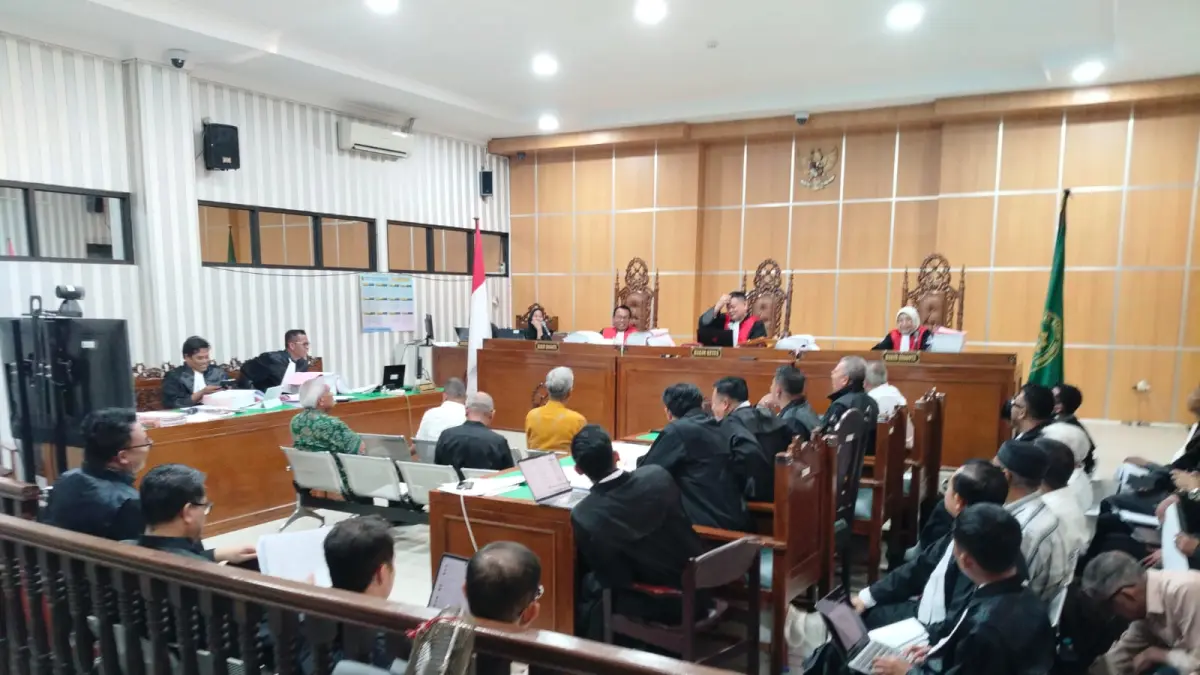 Saksi dari Disnakertrans Kukar memberikan kesaksian di Pengadilan Tipikor Samarinda dalam sidang korupsi PT JMB, Kamis (27/8) malam. (FOTO: BAYU/KP)