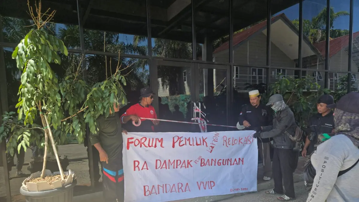 SEGEL BANK TANAH: Lantaran tidak ada satupun petugas yang datang akhirnya warga nekat menyegel Kantor Perwakilan Badan Bank Tanah di area Bandara VVIP IKN.(IST)