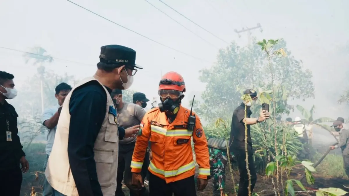 SIGAP PADAMKAN KARHUTLA: Wakil Gubernur Kaltim Seno Aji bersama tim BPBD Kaltim turun langsung menangani kebakaran hutan dan lahan (karhutla) di Kelurahan Pendingin, Kecamatan Sangasanga, Kutai Kartanegara. (FOTO: PEMPROV KALTIM)
