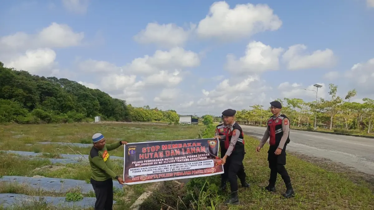 STOP KARHUTLA: Personel Polres PPU membentangkan spanduk yang berisi stop karhutla karena berimplikasi hukum.(Dok.Humas Polres PPU)