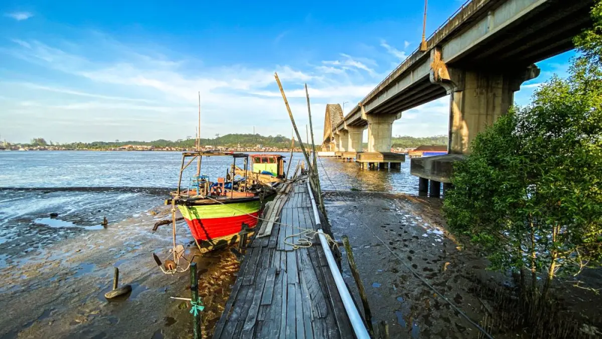 Menyusul meluasnya intrusi air laut Sungai Mahakam hingga area IPA Selili dan IPA Sungai Kapih pada Rabu (26/8/2026). Perumdam menerapkan pengecekan kadar klorida secara berkala tiap jam. Jika kadar garam melebihi ambang batas aman 250 ppm, mesin produksi distop sementara. (RAMA SIHOTANG/KALTIM POST)
