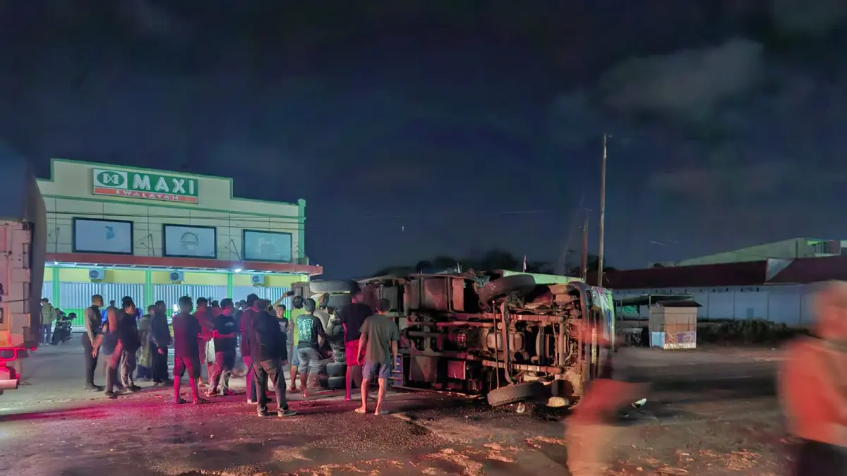 WASPADA: Kecelakaan truk dan pikap yang menimbulkan kerugian puluhan juta. Satlantas Polres PPU imbau pengemudi untuk waspada terhadap potensi laka.(Dok.Humas Polres PPU)