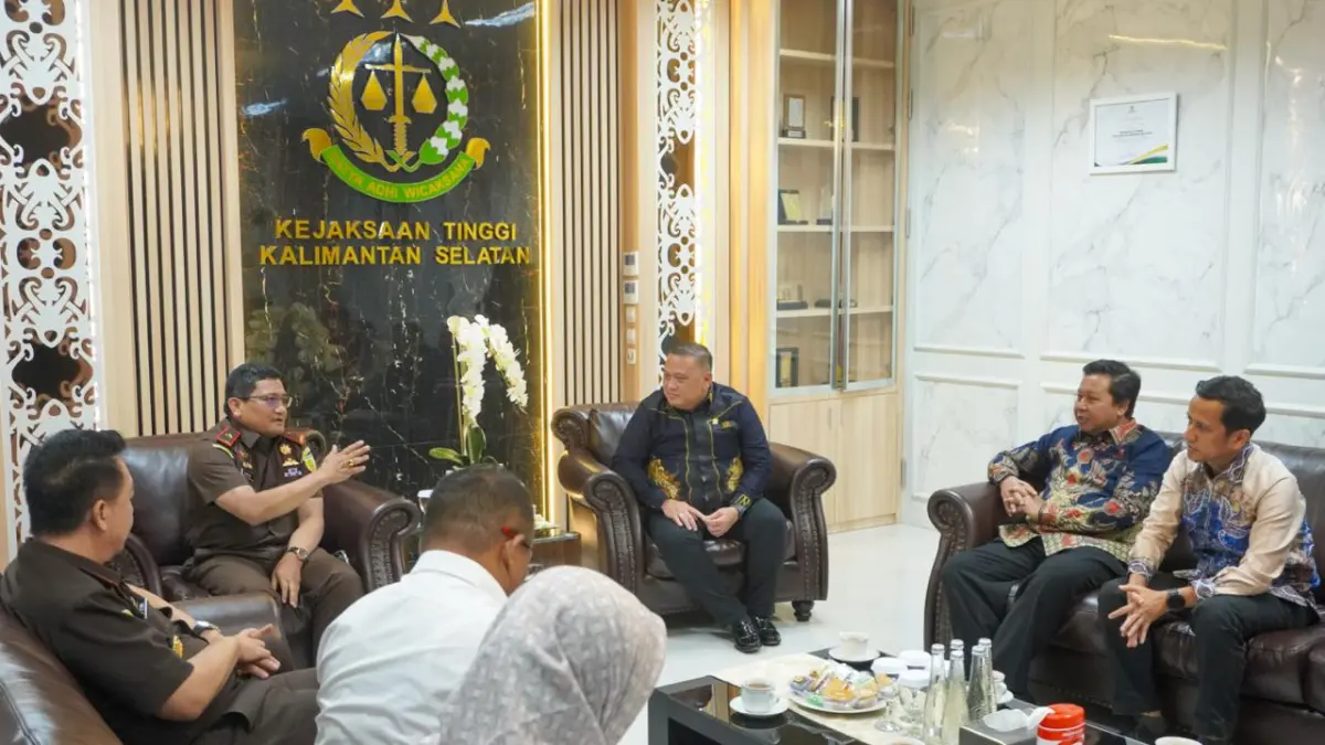 

JAGA SINERGITAS: PLN UIP KLT bersama jajaran Kejaksaan Tinggi Kalimantan Selatan saat audiensi di Kantor Kejati Kalsel, Banjarbaru, Rabu (26/8/2026). Pertemuan membahas keberlanjutan sinergi dan koordinasi dalam mendukung pembangunan ketenagalistrikan di Kalimantan Selatan.