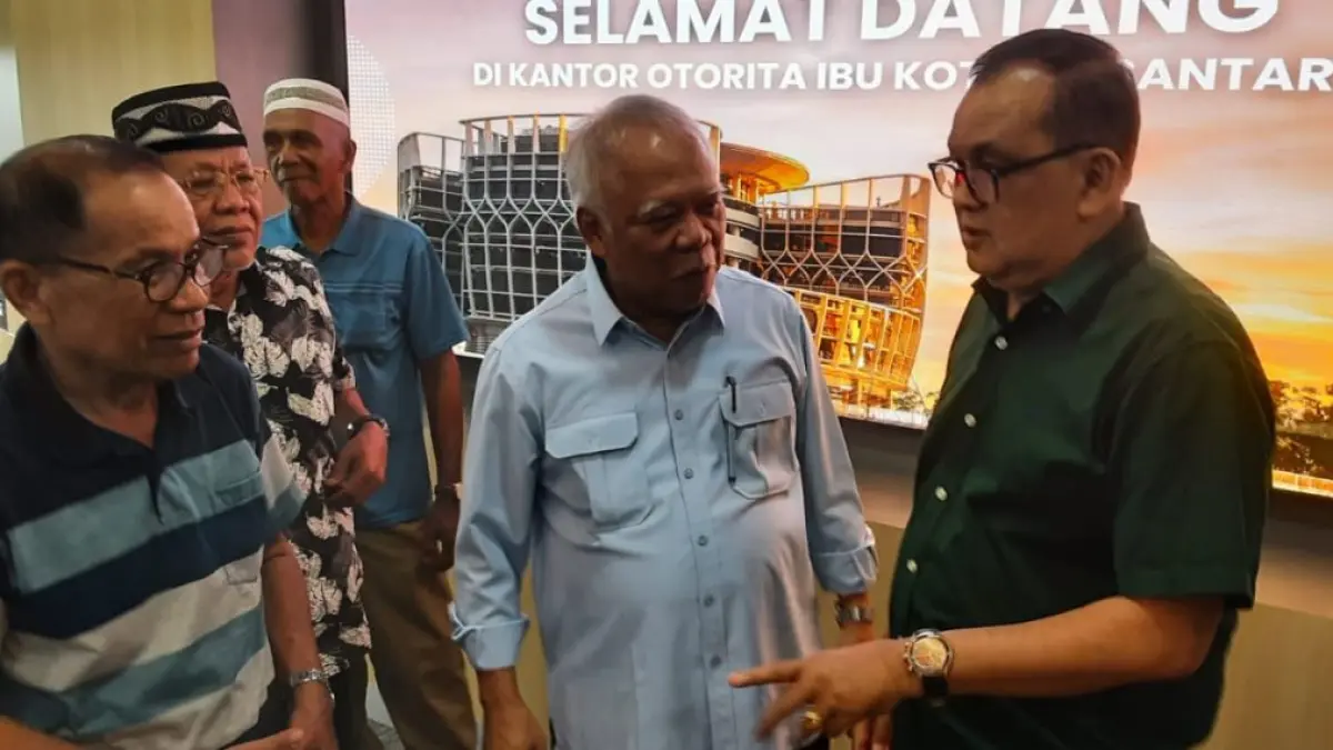 AKRAB: Ketua LSM Guntur PPU, Kasim Assegaf (kanan), Kepala OIKN, Basuki Hadimuljono (dua kanan) bersama anggota Kelompok Tani Hutan (KTH) Usaha Baru Karya Merdeka, Kelurahan Karya Merdeka, Kecamatan Samboja Barat, Kukar, saat membahas nasib para petani.(IST)
