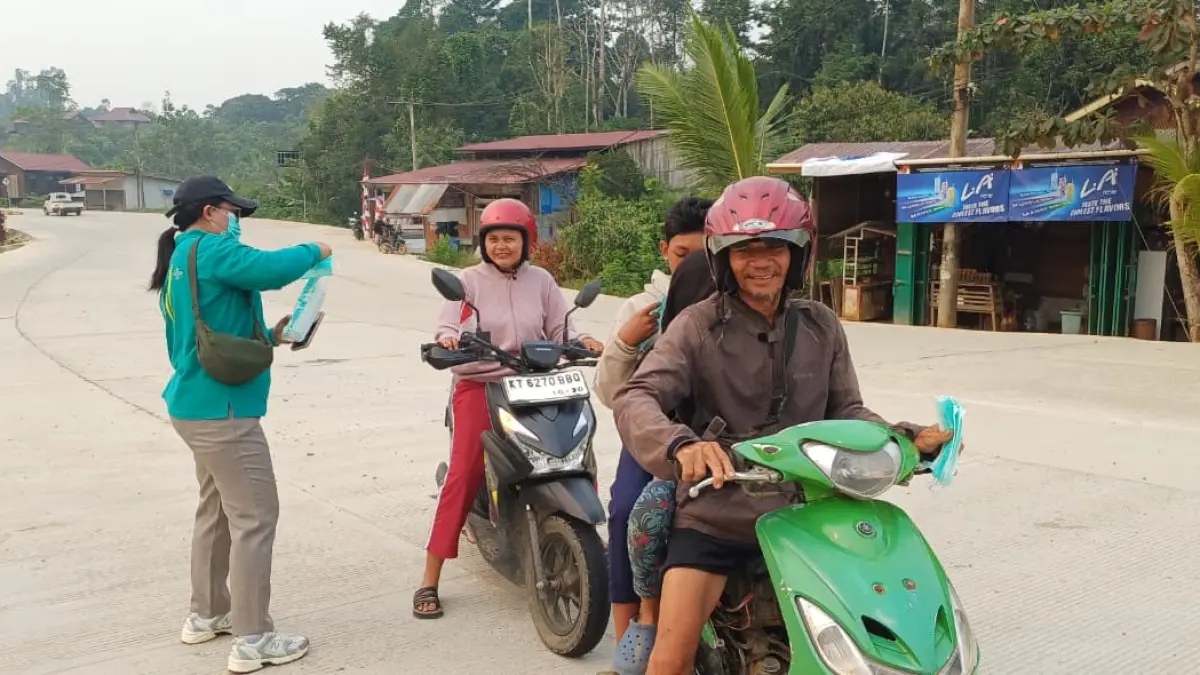 BAGI MASKER: Diskes P2KB Mahulu membagikan masker kepada masyarakat di jalan simpang budaya Ukoh Bilang, Jumat (28/8). 