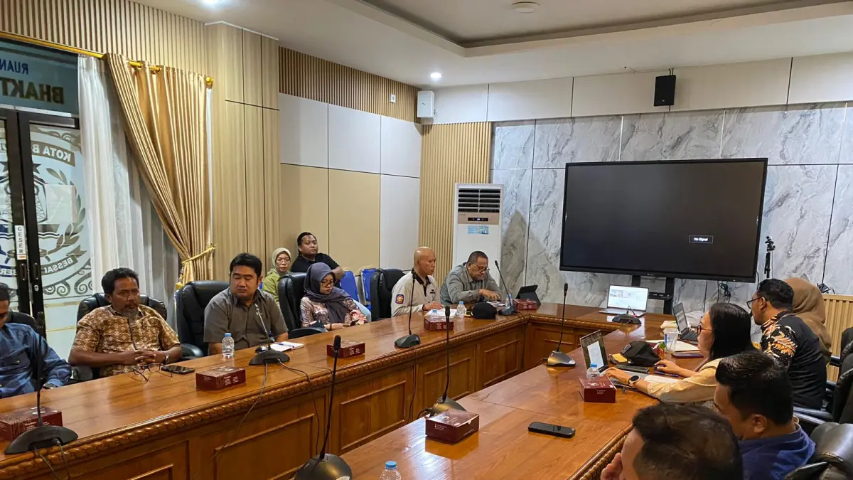 BAHAS BERSAMA:&nbsp;Pemkot dan DPRD Bontang memanggil perwakilan SPBU untuk mencari solusi sehubungan antrean kendaraan pengisi BBM jenis Pertalite. (FOTO: ADIEL KUNDHARA/KP)
