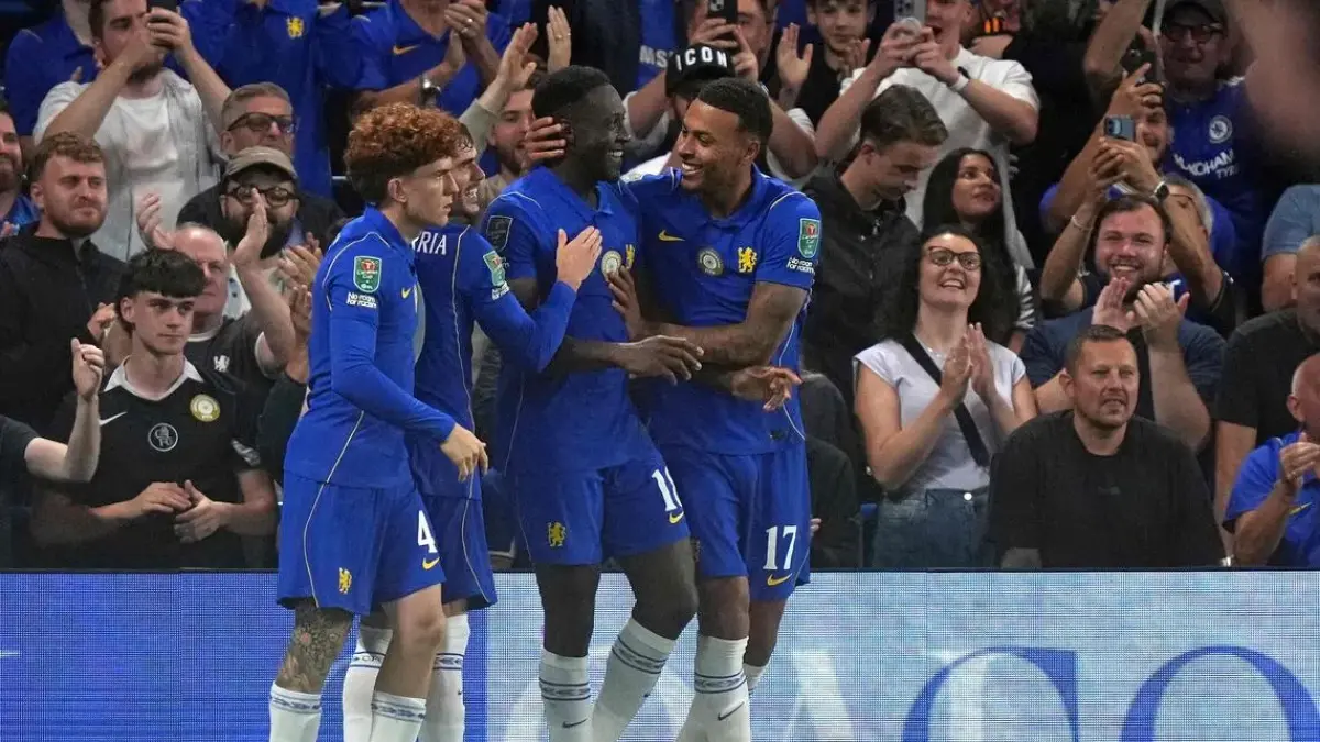 Danny Welbeck merayakan gol pembuka Chelsea bersama rekan setimnya, Morgan Rogers (kanan), dalam laga melawan Luton Town di League Cup.

(Foto: AFP)