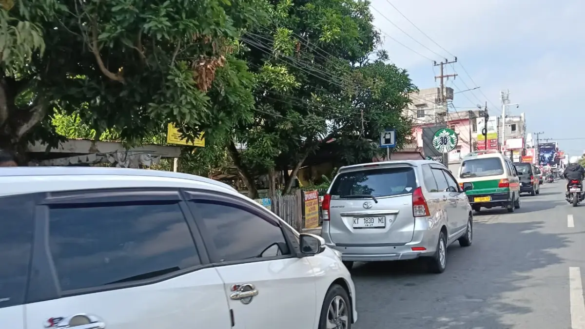 Deretan kendaraan mengantre untuk mengisi BBM bersubsidi di salah satu SPBU di Balikpapan, Kamis (27/8/2026). (IST)

&nbsp;

&nbsp;