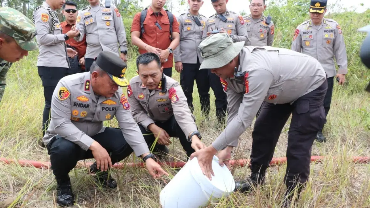 KARHUTLA: Penanganan dan pencegahan kebakaran hutan dan lahan (karhutla), Polda Kaltim uji coba bahan semikimia hambat pergerak api.