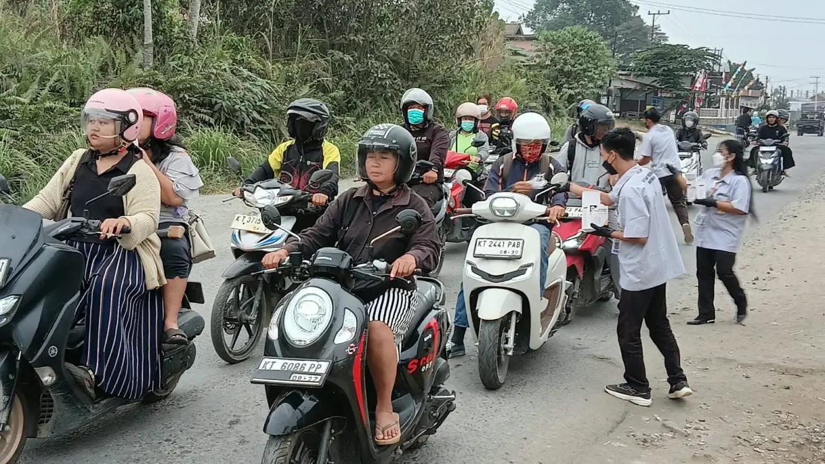 KESEHATAN: Pembagian masker oleh tenaga pendidik dan Yayasan Transformasi Kutai Barat. IST/KP