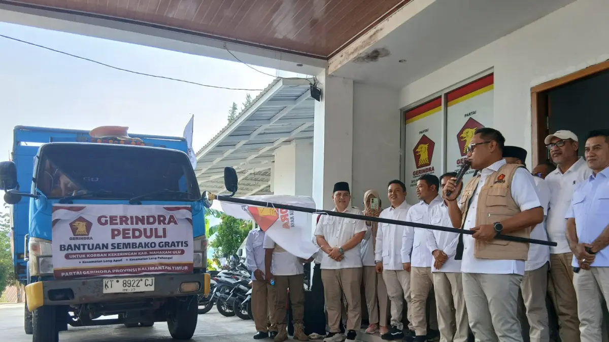 Ketua DPD Gerindra Kaltim, Seno Aji, melepas keberangkatan bantuan pangan untuk warga Mahulu, Jumat (28/8/2026). (Bayu/KP)