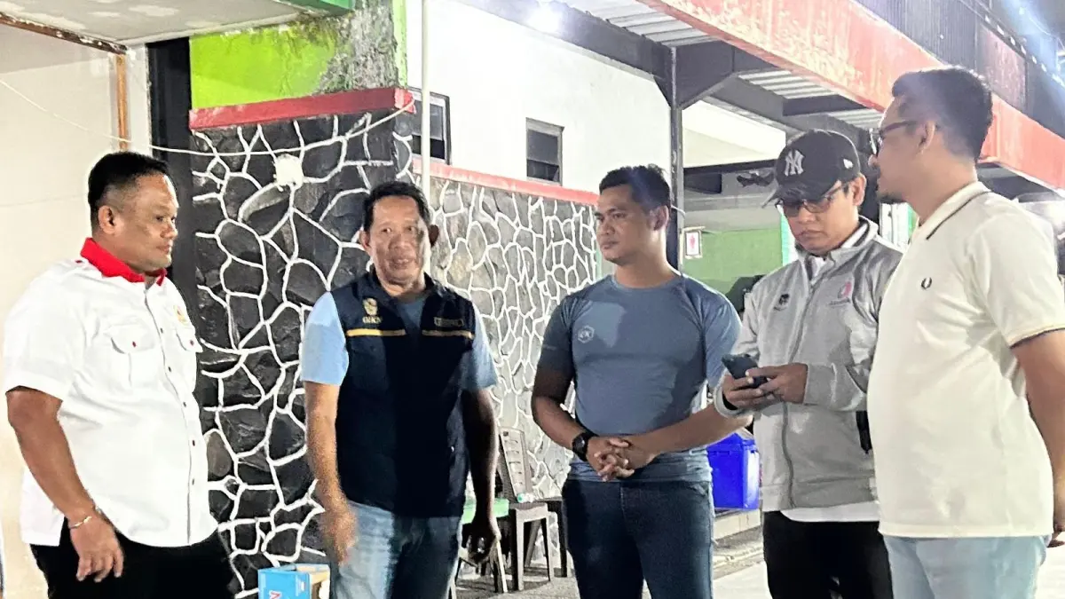 Ketua KONI Kaltim, Anderiy memantau latihan atlet renang di Kolam Renang Mulawarman, Balikpapan.