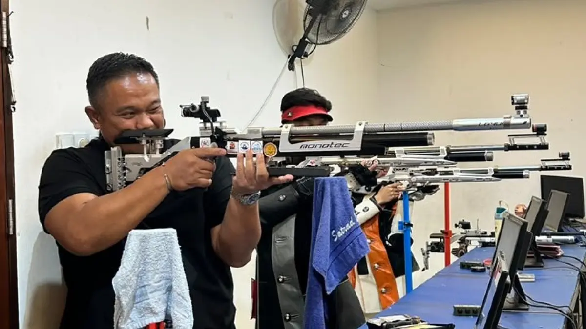 Ketua KONI Kaltim Anderiy mencoba fasilitas lapangan tembak indoor Perbakin Kaltim saat mengunjungi Sekretariat Perbakin Kaltim di Balikpapan, Selasa (25/8).