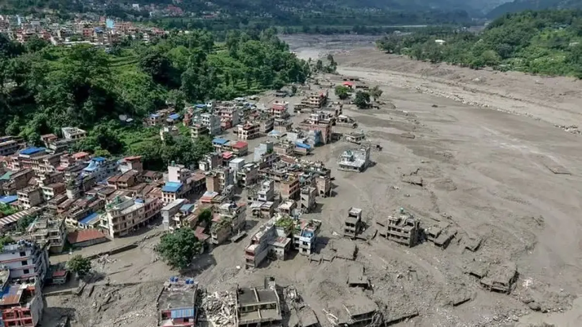 Kondisi wilayah terdampak banjir dahsyat Nepal-China di kawasan Himalaya yang dipenuhi lumpur dan puing bangunan. (IST)