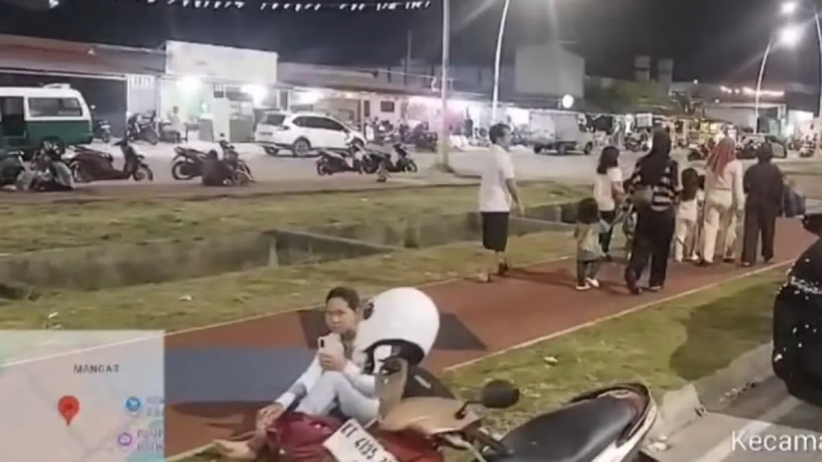 PENGAWASAN: Petugas Satpol PP Balikpapan melakukan giat pengawasan di area jogging track Stadion Batakan, Kamis (27/8) malam. Pengawasan ini dilakukan untuk mendisiplinkan warga agar tidak menggunakan lintasan lari sebagai tempat bersantai dan piknik.