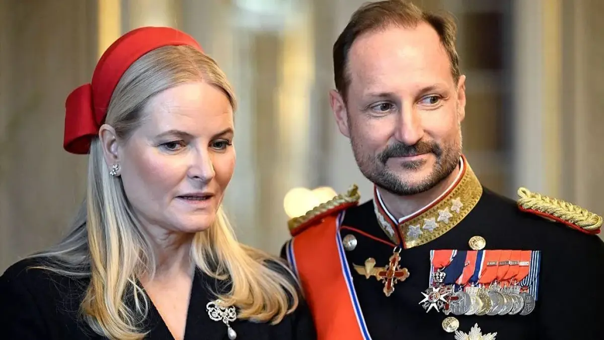 Raja Haakon VII dan istrinya, Mette-Marit. (BBC.com)