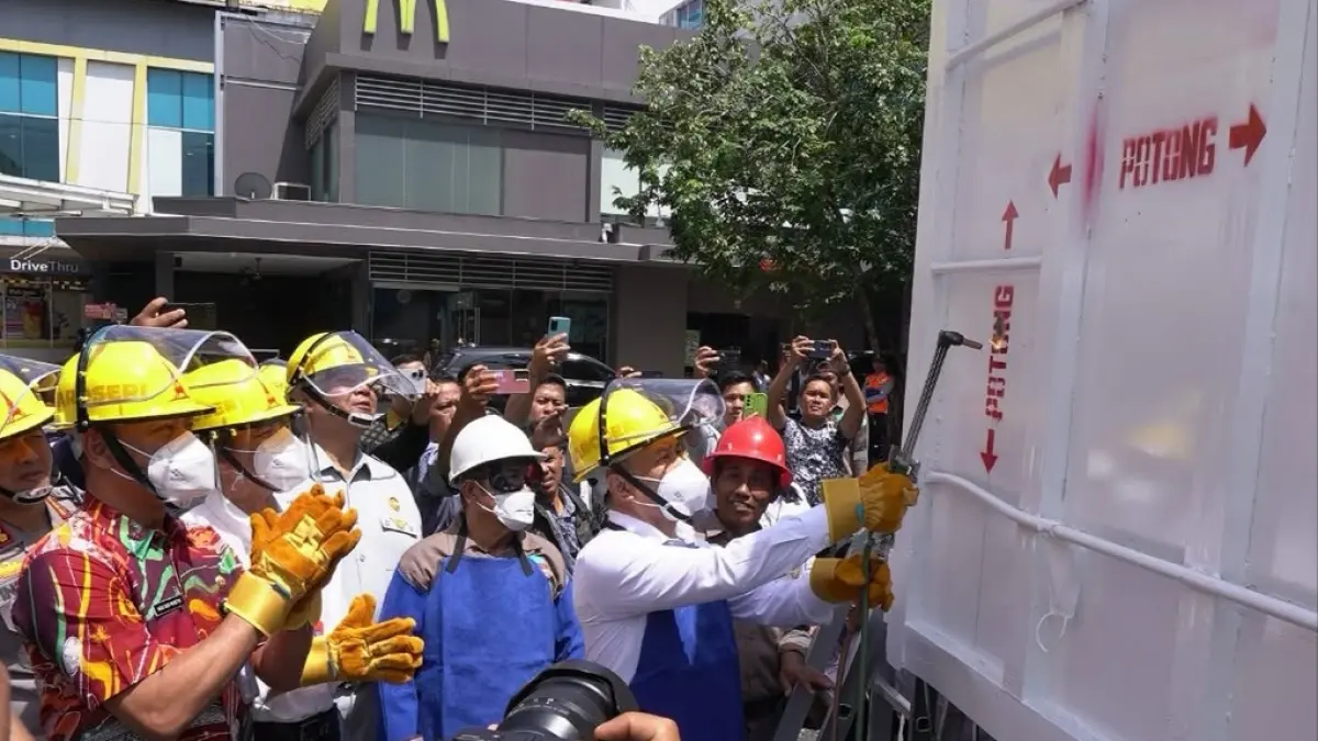 REGULASI: Proses pemotongan fisik karoseri truk yang melebihi kapasitas (ODOL) saat kick-off normalisasi kendaraan ODOL di Balikpapan untuk mewujudkan target Zero ODOL 2027.