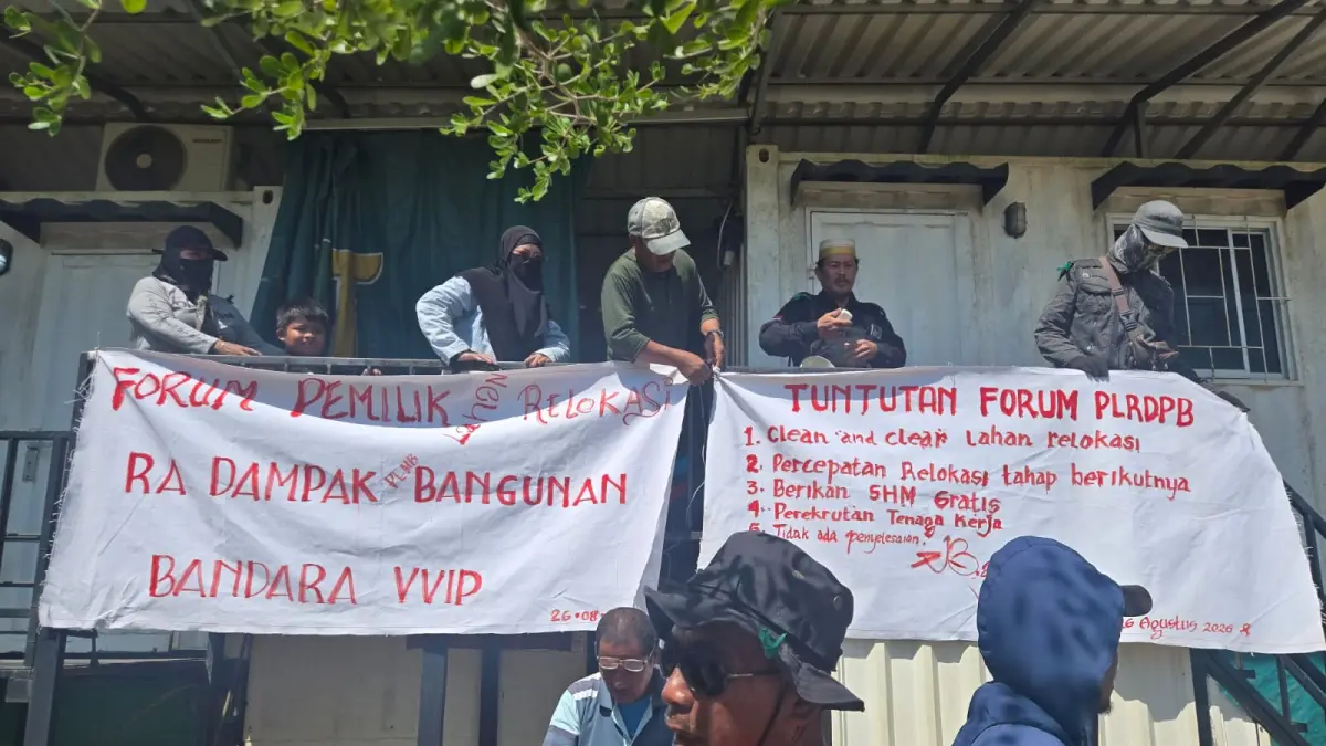 SEGEL: Warga pedemo saat melakukan penyegelan terhadap Kantor Perwakilan Badan Bank Tanah yang ada di Bandara VVIP IKN.(IST)