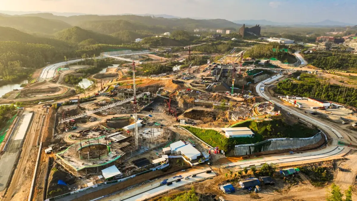 TERUS BERJALAN: Pekerja dan alat berat melanjutkan pengerjaan fisik struktur bangunan kawasan yudikatif IKN. OIKN memastikan pengerjaan infrastruktur terus berjalan hingga menembus progres 20 persen pada akhir Agustus 2026. (FOTO: OIKN)